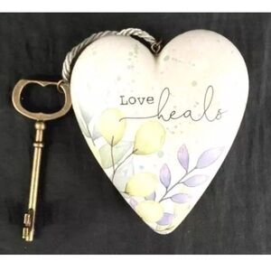 JOY HALL ART HEARTS LOVE HEALS HEART SCULPTURE
KEY STAND T5